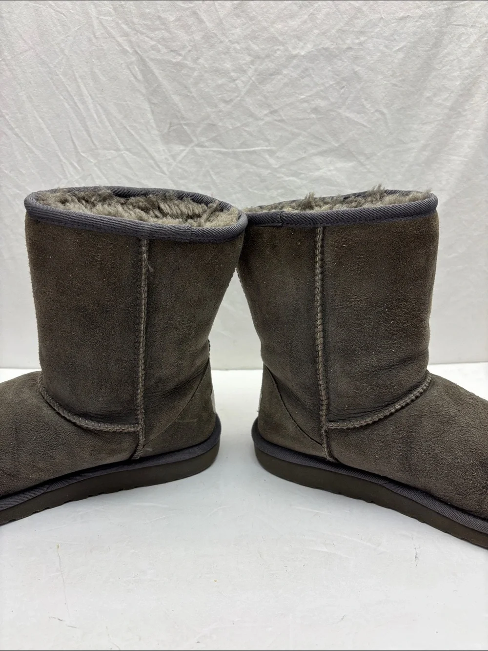UGG Classic Short Boots size 5 big girl, box 59